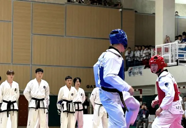 서로 다른 ITF&WT 경기규칙을 설명하며 시연하고 있다.(사진_태권도 ONE 참피온쉽 조직위원회)