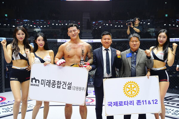 헤비급 1차 방어 성공한 김태인(사진_ROAD FC)