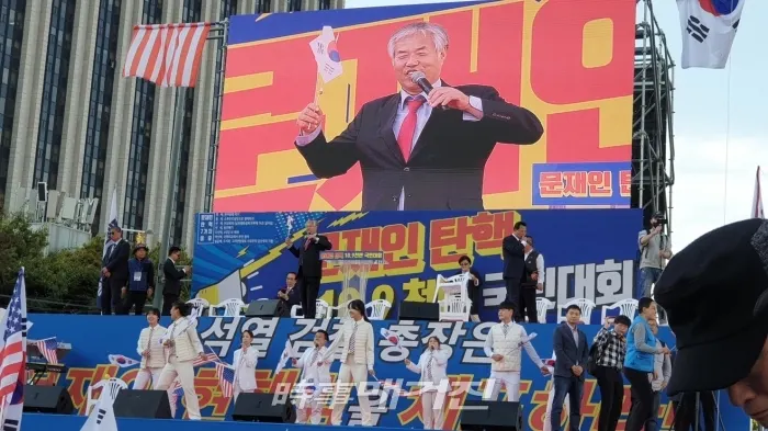 문재인하야범국민투쟁본부 정광훈 목사가 10.9일 제2차 대규모집회를 주도하고 있다