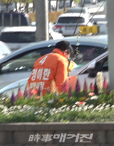 27일 오전 정이한 개혁신당 부산시장 후보가 부산 금정구 거리 유세 중 음료 투척 피해를 입은 모습.(사진_캠프사무실)