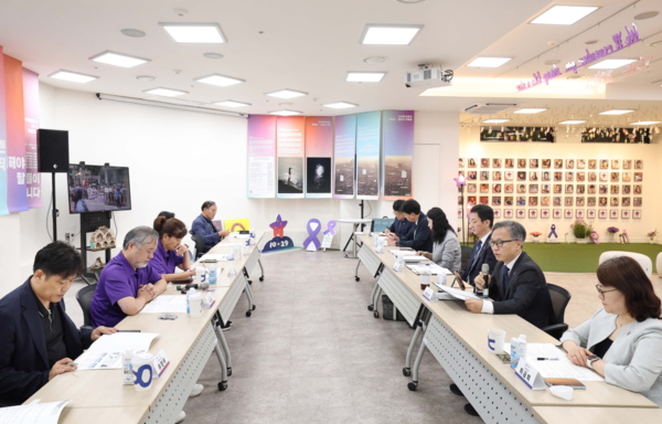 건강보험심사평가원은 9일 이태원 참사 추모공간인 ‘별들의 집’을 방문해 희생자를 추모하고 유가족을 위로하며, 제도 관련 사항 공유 및 유가족의 의견을 청취하는 자리를 가졌다. (사진_건강보험심사평가원)