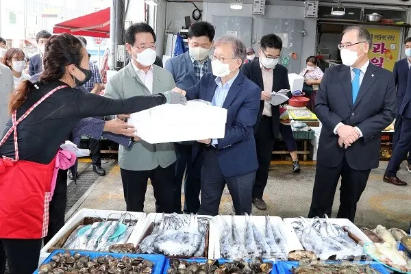 김영록 전라남도지사(사진,좌)는 13일 전남을 방문한 권칠승 중소벤처기업부장관(사진,가운데)과 함께 영광 재래시장을 방문 코로나19 장기화에 다른 이용객 감소로 소비침체 등으로 어려움을 겪는 상인들을 위로했다/사진=전라남도청 제공