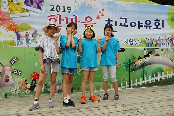왼쪽부터 김정화,김정혜,오윤지,이가은 학생(사진/김성민 기자)