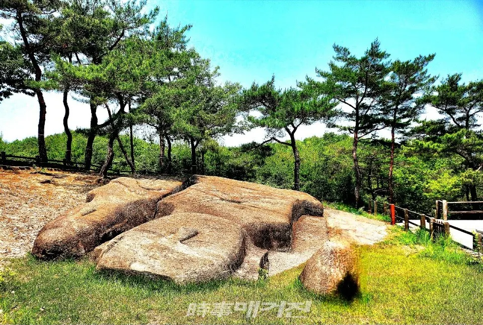 화순 운주사의 서쪽 언덕에 누워 있는 와불.(사진_조용우 칼럼니스트)