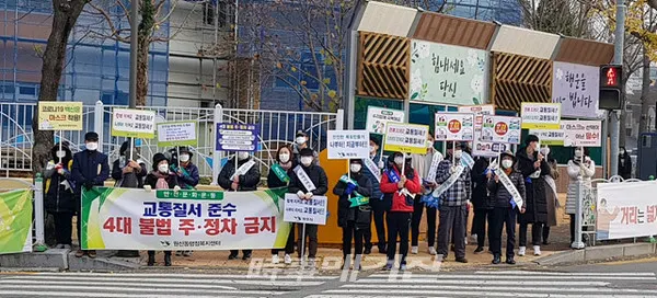 목포시는 “원산동행정복지센터에서 지난 26일 서해초등학교 인근 거리에서 시민 안전의식을 높이고 코로나19 확산 방지를 위하여 교통안전 및 사회적 거리두기 캠페인을 동시에 전개했다”고 27일 밝혔다.(사진_목포시청)
