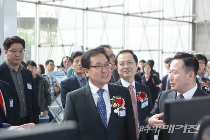27일 코엑스에서 열린 '2019 CODEGATE' 행사에 참석해 설치된 부스를 돌면서 설명을 듣고 있는 유영민 과학기술정보통신부 장관(사진_시사매거진)