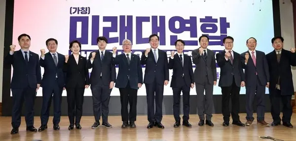 김종민(왼쪽부터), 박원석 공동추진위원장, 양향자 한국의희망 대표, 이준석 개혁신당(가칭) 정강정책위원장, 조응천 공동추진위원장, 더불어민주당 탈당 후 창당을 추진중인 이낙연 전 민주당 대표, 이원욱 공동추진위원장, 금태섭 새로운선택 공동대표, 정태근 공동추진위원장, 최운열 전 의원, 최성 전 고양시장 등이 14일 오전 서울 여의도 국회 의원회관에서 열린 미래대연합(가칭) 창당준비위원회 출범식에서 기념촬영을 하고 있다. (사진_미래대연합 제공)