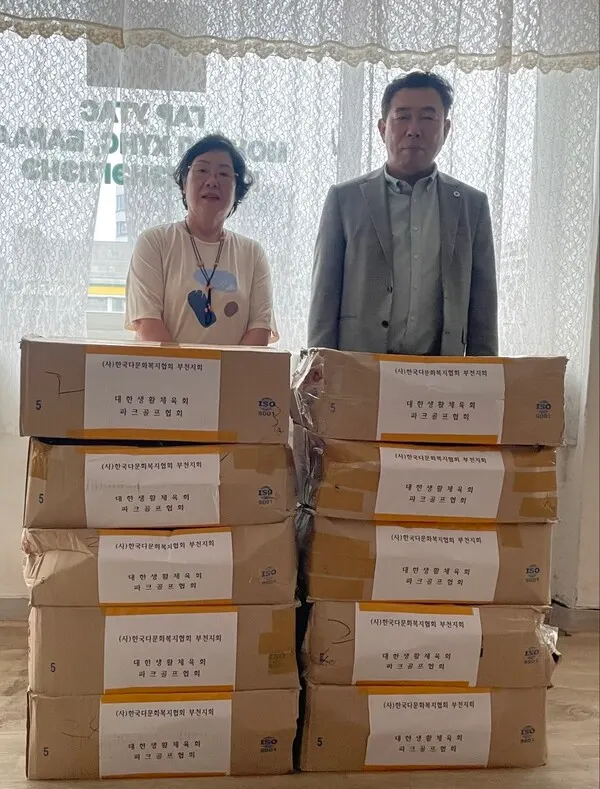 사단법인 한국다문화복지협회 부천지회 이옥녀 회장과 (사)대한생활체육회 파크골프협회 박창완 회장이 기념촬영을 하고 있다.
