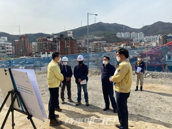 김경호 부시장은 지역 내 주요 현안 사업장을 점검하고, 읍면동 직원들과의 소통을 통해 현장에서 일하는 직원들의 노고를 격려하는 등 민선 7기 강조사항인 ‘현장행정’과 ‘소통행정’을 실천할 예정이다.