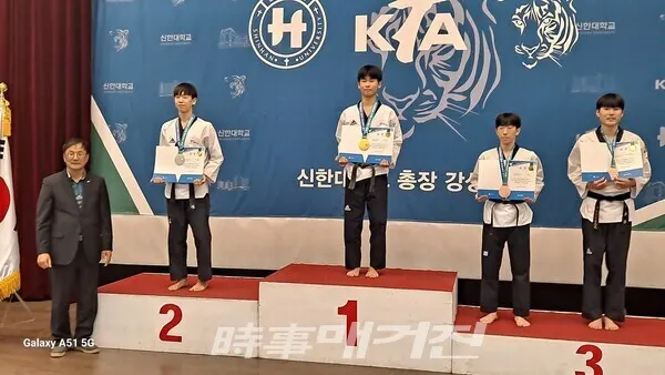 시상식 후 기념촬영을 하고 있는 대한태권도협회 윤웅석 고문(왼쪽)과 선수들(사진_박경환 기자)