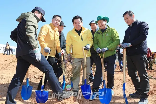 3일 오전 화순군은 생물의약산업단지가 있는 화순읍 내평리 일원에서 제74회 식목일을 맞아 나무 심기 행사를 열었다. 사진은 구충곤(사진 가운데) 화순군수, 강순팔(왼쪽 두번째) 화순군의회 의장 등 관계기관장들이 기념 촬영하는 모습이다.(사진_화순군 제공)