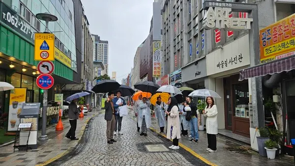 Indonesian professors visiting Gwawgju Art Street (Photo_Gwangju Dong-gu Culture and Tourism Foundation)