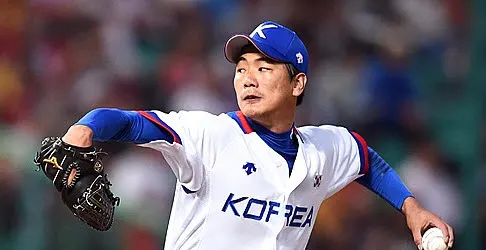 ▲22일 열린 인천아시안게임 한국 야구 첫 경기에서 선발 김광현이 역투를 펼치고 있다.