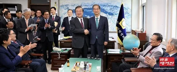 한덕수 무소속 대통령 선거 예비후보는 3일 서울 영등포구 여의도 국회 헌정기념관에서 정대철 헌정회장을 예방해 기념촬영을 하고 있다.(사진_뉴시스)