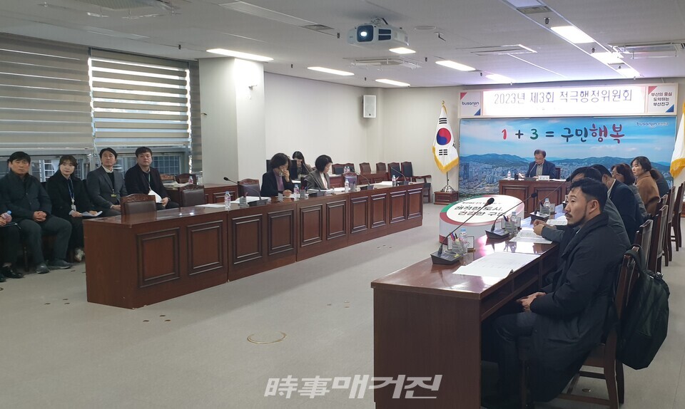 4일 ‘적극행정위원회’를 개최하고 2023년 하반기 적극행정 우수공무원 4명을 선발했다.(사진_부산진구)