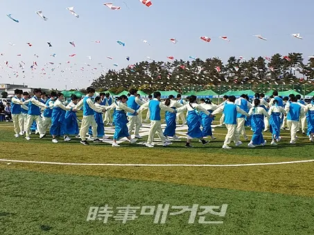 『수국의 섬』에서 개최된 제17회 도초면민의 날 행사에서 도초고등학교 70여명의 학생으로 이루어진 강강술래로 피날레를 장식했다. [사진_신안군청]