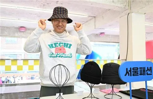 서울 브랜드 굿즈 팝업스토어를 방문한 오세훈 시장.(사진_서울시)