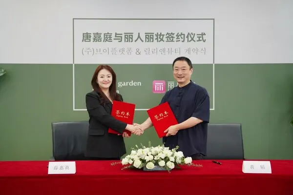 중국 상하이 릴리앤뷰티(丽人丽妆, 리런리좡) 본사 계약체결식 / 좌) ㈜브이플랫폼 CEO 설혜진 / 우) 리런리좡의 회장 황타오