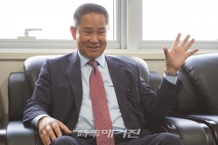 상대를 배려하는 자세가 몸에 벤 (주)KCY산업개발 김영식 대표이사.겸손하고 소탈한 그가 디벨로퍼로서의 꿈을 이야기 할 땐 냉철하고 뚝심있는 사업가의 모습으로 변해 있었다.