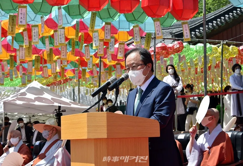19일 오전 10시 부산 금정구 범어사 대웅전에서 ‘불기 2565년 부처님오신날 봉축법요식’ 축사를 하고 있다.(사진_부산교육청)