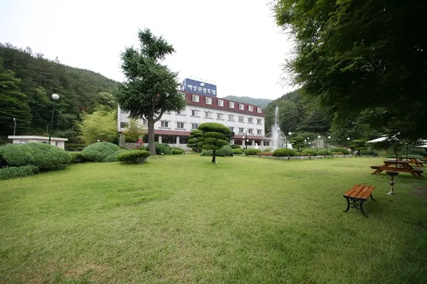 ▲ 백양관광호텔은 내장산, 백암산, 입암산의 계곡과 장성호를 인근에 두고 있어 맑고 깨끗한 공기는 물론 새소리, 물소리, 나뭇잎 소리까지…. 도심에서 쌓인 스트레스를 한 번에 날리고 힐링할 수 있는 공간을 제공한다.