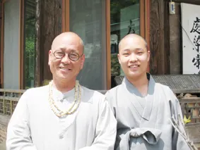▲ 청관지원 스님과 그와 함께하는 진보 동자승이 지난 1년 동안 달마사를 손수 꾸미며 부처님의 말씀을 전하고 있다.