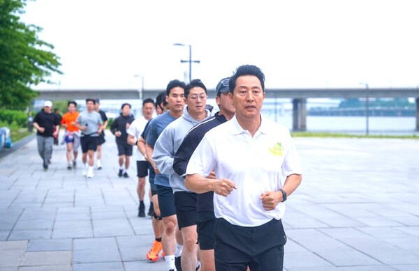 오세훈 국민의힘 서울시장 후보가 지난 23일 서울 영등포구 여의도에서 러닝하고 있다. (사진_오세훈 캠프 제공)