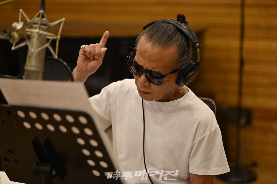 가수 쟈니리(Johnny Lee), 신곡 '쟈니 블루스'를 부르고 있다. (사진=최윤하 작가, Kon ll Pause)