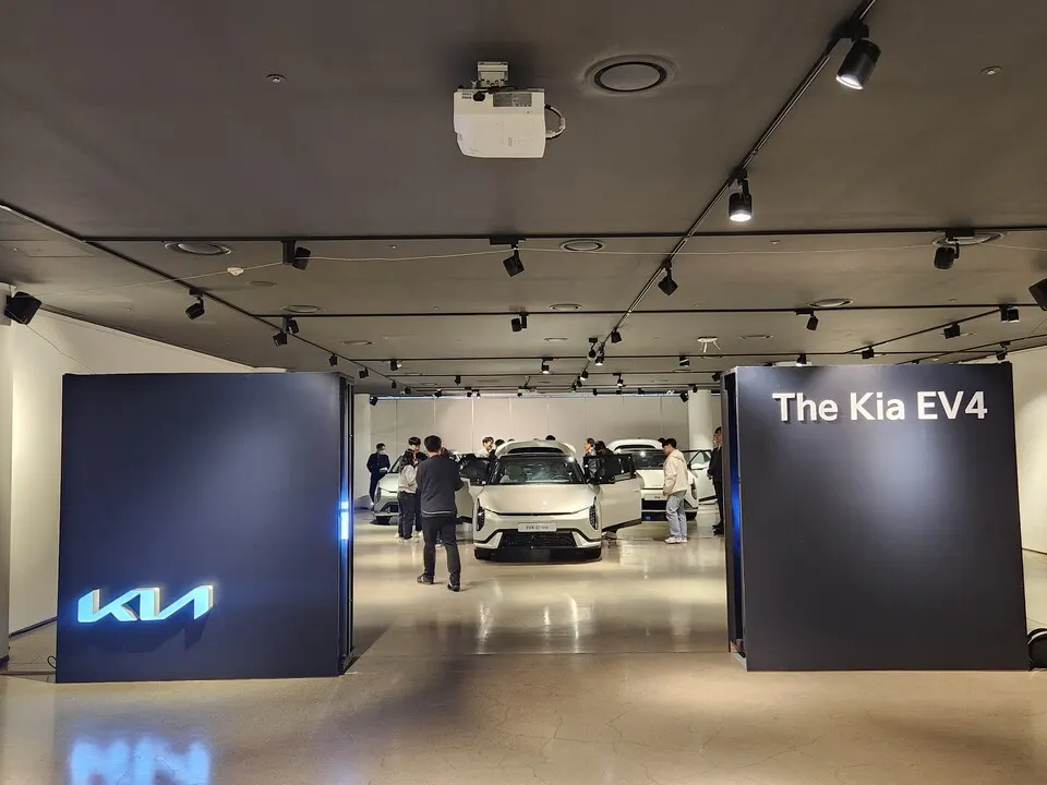 기아가 ‘EV4 익스클루시브 프리뷰’ 초청 행사를 통해 ‘The Kia EV4(더 기아 이 브이 포)’를 국내 고객에게 최초로 선보이고 있다.(사진_기아부산)