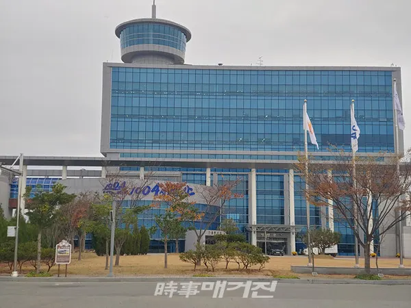 1004섬 신안군은 “코로나19 극복과 학부모의 돌봄 양육부담 완화를 위해 28일 아동 980여명에게 제2차 아동양육한시지원 사업으로 국비 1억9천6백만원을 지급했다”고 밝혔다.사진은 신안군청 청사 전경이다.(사진_송상교기자)