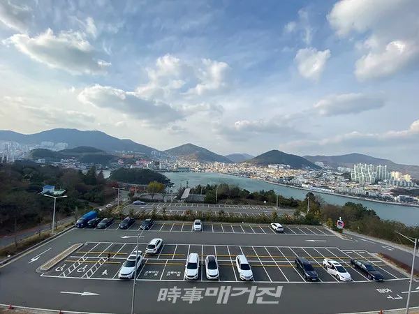 여수시가 차량 회전율 제고와 효율적인 주차장 관리로 공원 이용객들에게 쾌적한 환경을 제공하기 위해 돌산공원 공영주차장을 오는 2월 1일부터 유료로 전환한다.