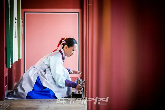 문화재청 궁능유적본부(본부장 나명하)가 주최하고, 한국문화재재단(이사장 진옥섭)이 주관하는 2019년 하반기 <수라간 시식공감>이 오는 22일부터 10월 5일까지 경복궁 소주방에서 1일 2회씩 총 24회 진행된다. 사진은 상반기 행사사진이다.(사진_문화재청)