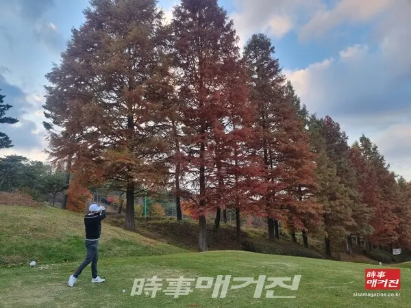 티잉 그라운드에서 연습 스윙은 통상 동반자 골퍼들의 방향을 피해서 충분한 거리를 확보 후 해야 한다.