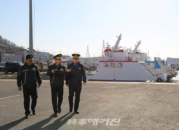 서해지방해양경찰청 김병로 청장은 21일 설 명절을 앞두고 귀성객의 안전한 뱃길을 위해 목포 북항 선착장을 방문해 유․도선 안전실태를 점검했다. (사진_서해지방해양경찰청)