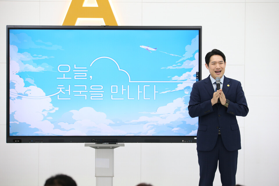 지난 15일 신천지 부산교회가 지난 15일 오픈하우스와 열린 예배를 개최한 가운데 이영노 지파장이 열린 예배에서_설교하고_있다.(사진_신천지 부산교회)