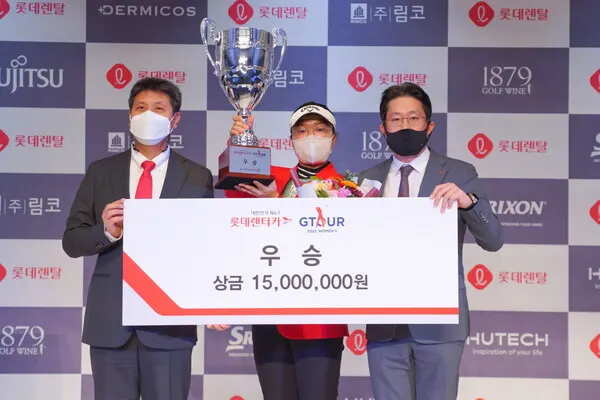 ‘2022시즌 롯데렌터카 GTOUR 여자대회 1차' 결선 시상식에서 (왼쪽부터) 골프존 박강수 대표이사, 우승자 심지연, 롯데렌탈 최근영 상무가 기념 촬영을 하고 있다.