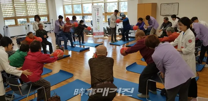 중구는, 뇌졸중으로 인해 발생한 뇌병변 장애인을 대상으로 뇌졸중 재활건강교실 ‘건강 UP!, 희망 PLUS!’를 운영한다. 2019.05.07. (사진_중구청)