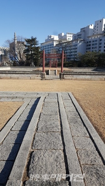 서신문 쪽에서 전방의 직단이 보인다. 이곳은 곡식신에게 제사하는 곳이다. 2개의 홍살문이 동신문과 일직선상에 놓여 있다. (사진_안나겸 사회부 기자)