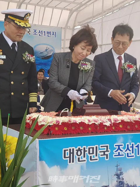 12월 13일, 부산 한진중공업 영도 조선소에서 열린 해군의 200톤급 신형 고속정(PKMR) 4척의 진수식에서 주빈인 권혁민(중장) 해군참모차장(왼쪽에서 두 번째)의 부인인 김정례 여사(가운데)가 진수줄을 자르고 있다.(사진_송상교기자)