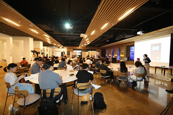 박혜진 평론가가 ‘한국문학의 언밸런스가 남긴 몇 개의 풍경’이라는 주제로 발표하고 있다. (사진_시사매거진 김형석 기자)