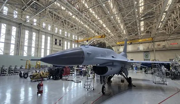 정비고에서 공군 F-16 전투기가 수명연장 정비를 앞두고 대기하고 있다.(사진_KAEMS)