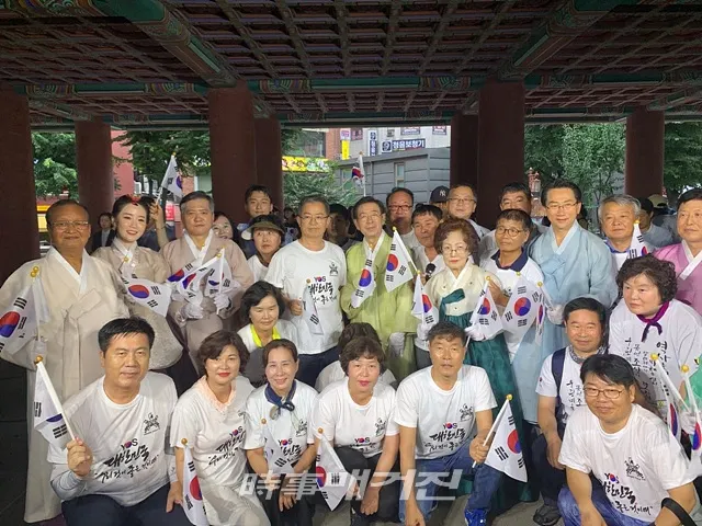 12일 김태원 의병장의 전적지인 광주 어등산(광산구)에서 돛을 올린 ‘광주 시민의병대’(의병대장 이용빈)가 15일 열린 서울 광화문 반일 시민대회에서 맹활약을 펼쳤다. 사진은 보신각 타종행사에 참여한 후 박원순 서울시장과 함께 한 광주시민의병대. (사진_더불어민주당)