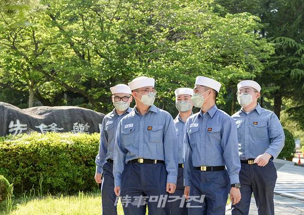 해군(참모총장 대장 부석종)은 해군은 국민에게 신뢰받는 새 시대 선진화된 군으로 거듭나기 위해 높아진 국민의 눈높이와 신세대 장병의 의식 수준 등 시대적 변화를 반영한 ‘해군문화 대전환’을 추진하고 있다. (사진_해군)
