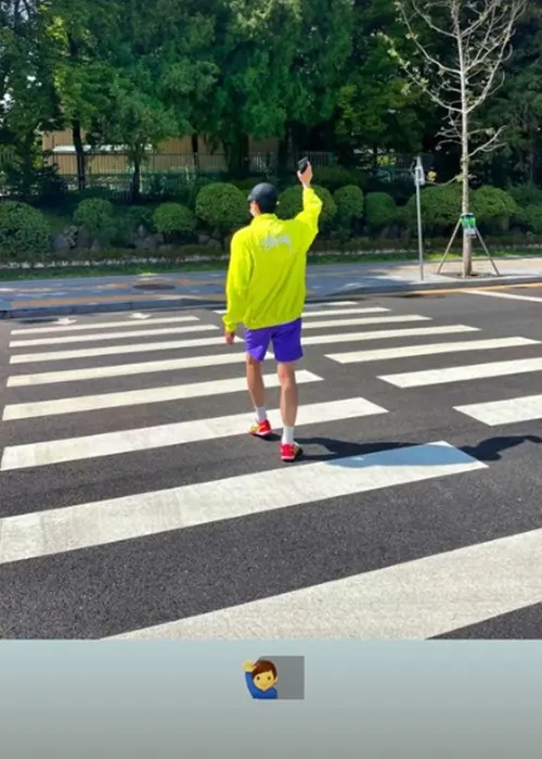 가수 영탁 횡단보도 앞 귀여운 모습 '형광색 영탁'(사진=영탁 인스타)