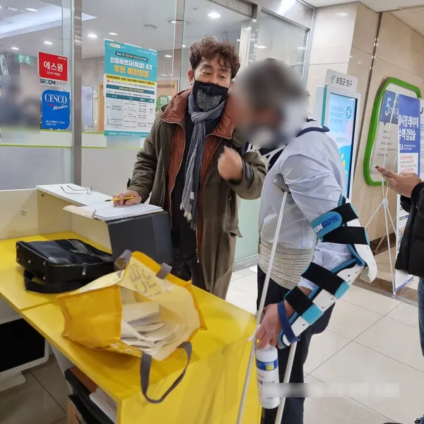장애인 행세를 하며 진로변경 차량을 뺑소니로 신고하는 등 보험사기를 일삼은 피의자 B씨가 경찰에 덜미를 잡혔다. 위 사진은 피의자 B씨가 구속되던 때 당시의 모습. (사진_부산경찰청)
