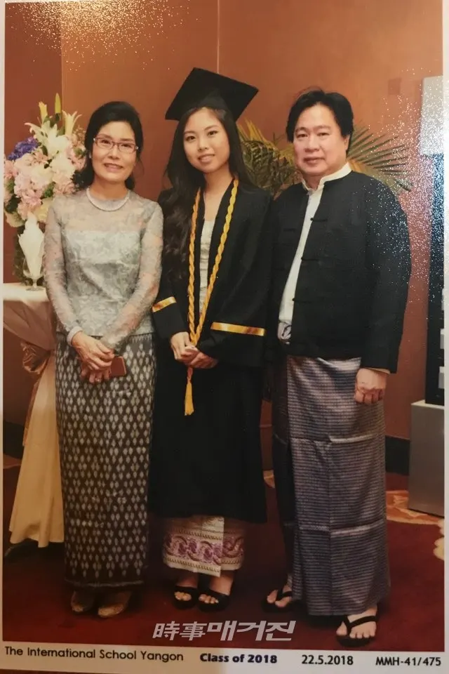 탄 윈(Dr. Than win) 박사와 부인, 딸이 함께한 가족사진