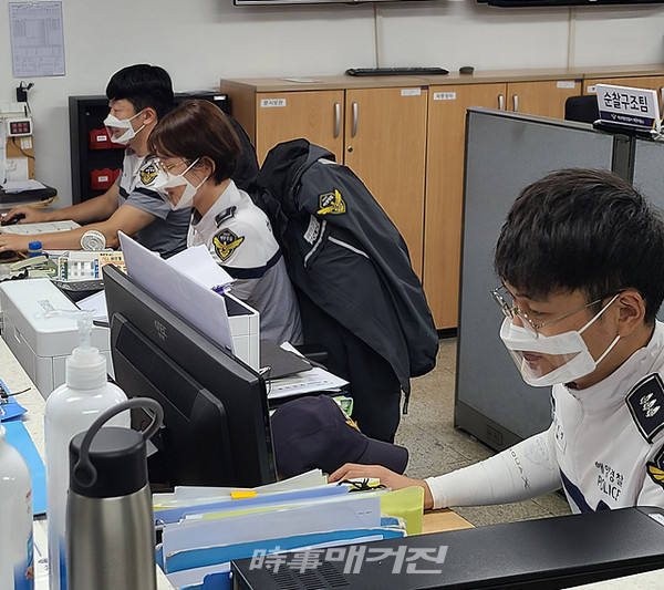 목포해양경찰서 북항파출소는 “지난 21일부터 추석 명절 연휴를 맞아 도서지역 고향을 찾는 귀성객 및 관광객을 상대로 ‘보이는 마스크’를 착용하고 대민업무를 실시해오고 있다”고 밝혔다.(사진_목포해양경찰서)