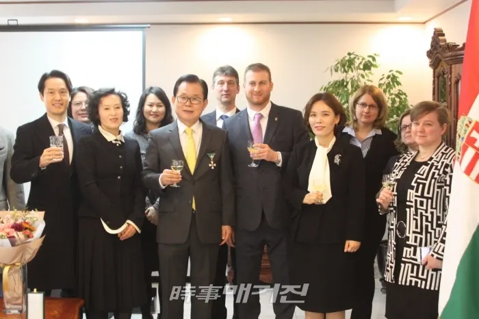 12일 주한 헝가리 대사관에서 박철언 전 장관이 헝가리 십자 공로 훈장을 수여 받은 후 참석자들과 기념사진을 촬영하고 있다.(사진_박희윤 기자)