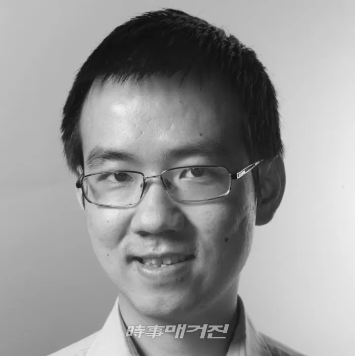‘비트코인ABC’진영의 대표적인 인물로는 우지한(Wu Jihan) 비트메인 대표가 있다. 그는 가장 큰 해시 파워를 가진 비트코인 채굴풀과 채굴장을 운영하고, 가장 높은 성능의 채굴 ASIC을 제작하는 비트메인(Bitmain)이라는 암호화폐 ASIC 회사의 CEO이다. (사진_나무위키 캡처)