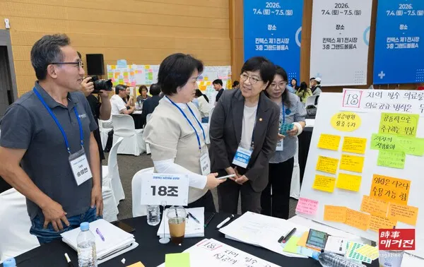 정은경 보건복지부 장관이 5일 경기 고양시 킨텍스에서 열린 지역·필수의료 소생을 위한 의료혁신 공론화 숙의토론회에서 참가자들과 의견을 교환하고 있다. (사진출처 = 뉴시스)